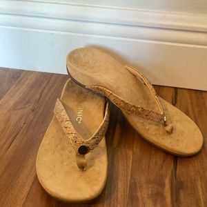 Vionic Wide Width High Arch Size 8 Cork Sandal